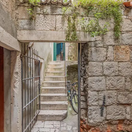 Diocletian's Corner, Three Bedroom