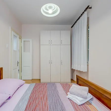 Diocletian's Corner, Three Bedroom 아파트