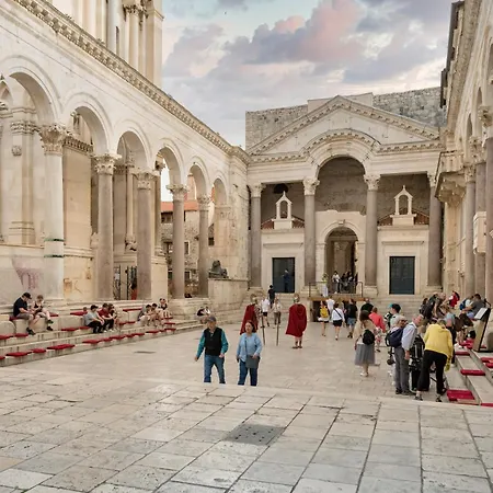 Diocletian's Corner شقة *